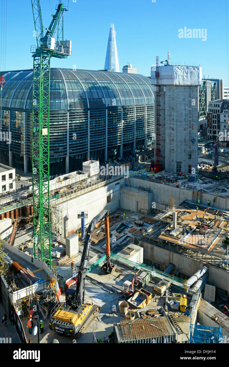 Regardant vers le bas sur un grand chantier de construction à Bloomberg Place dans la ville de Londres avec le bâtiment terminé Wallbrook au-delà Banque D'Images