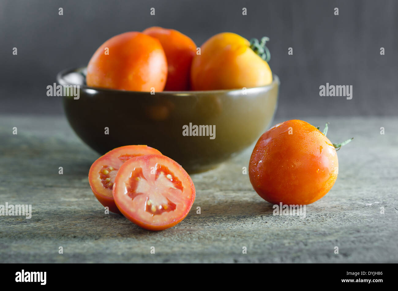 Légumes mûrs rouge tomate , plus de table en bois Banque D'Images