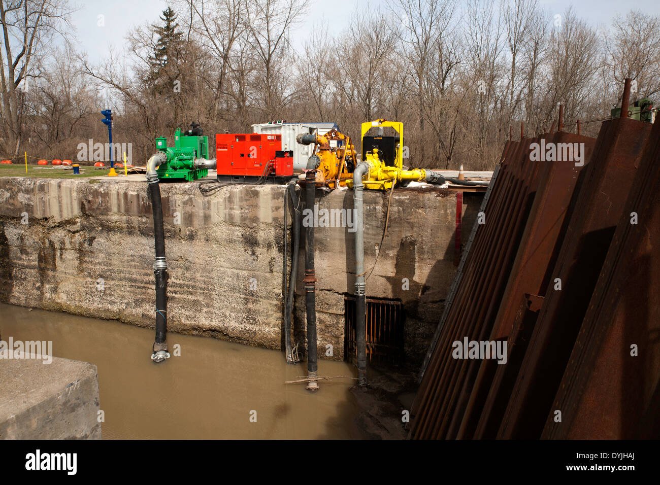Le Canal Champlain fait partie du canal de l'état de New York, c'est Verrouiller C6 à Fort Miller, NY, pendant les opérations de dragage. Banque D'Images