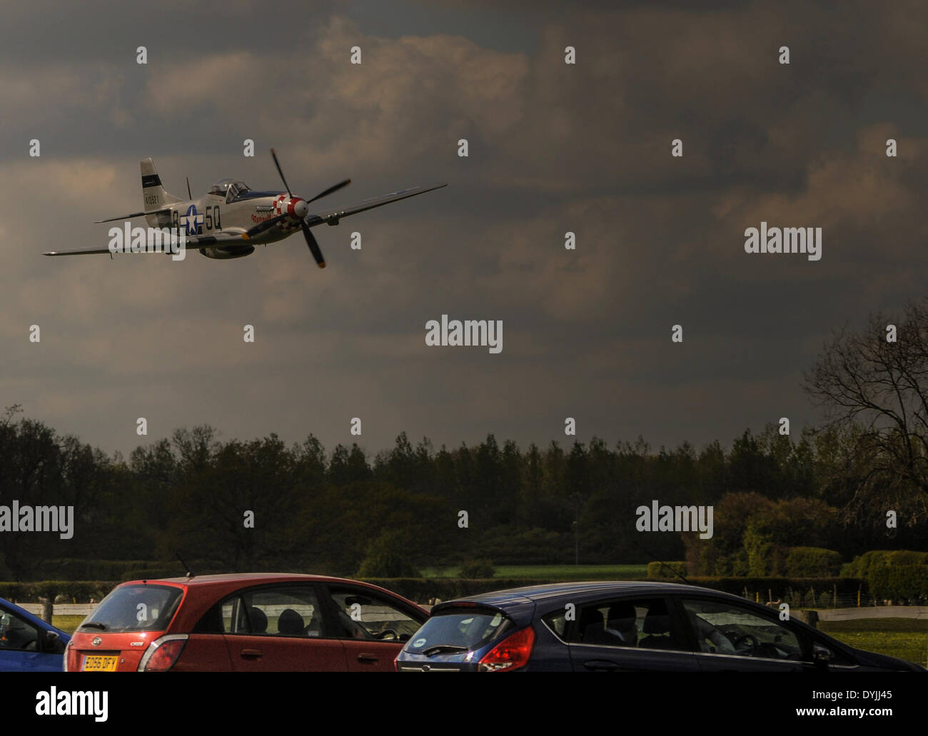 L'Aérodrome de Maidstone, Kent, UK. 19 avril 2014. Survol des imprévus par Mustang à Fakenham sur un bel après-midi ensoleillé avec des nuages épars. David Burr/Alamy Live News Banque D'Images