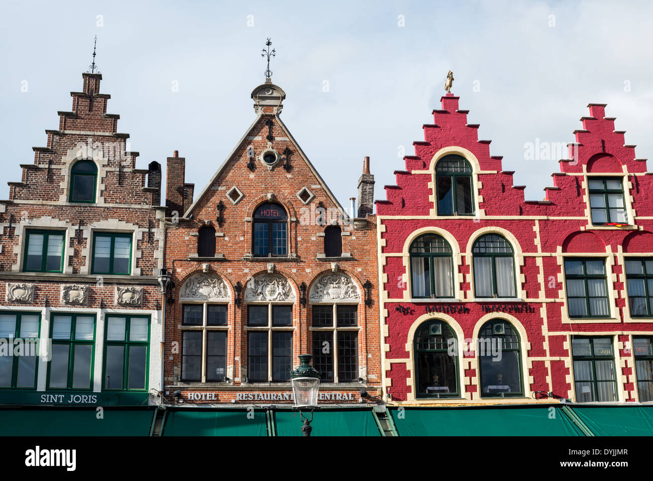 Guild Houses Market Square Bruges Belgique // BRUGES, Belgique — des maisons distinctives bordent le Markt (place du marché) dans le centre historique de Bruges, un site classé au patrimoine mondial de l'UNESCO. Le centre-ville médiéval, inscrit sur la liste du patrimoine mondial en 2000, est reconnu pour sa valeur universelle exceptionnelle comme l'un des centres commerciaux médiévaux les mieux conservés d'Europe. Bruges a prospéré comme un centre commercial majeur au cours des XIIe au XVe siècles, quand elle était parmi les plus importants centres commerciaux et financiers de l'Europe médiévale. La place du marché est le cœur de la vieille ville, entourée de gui Banque D'Images