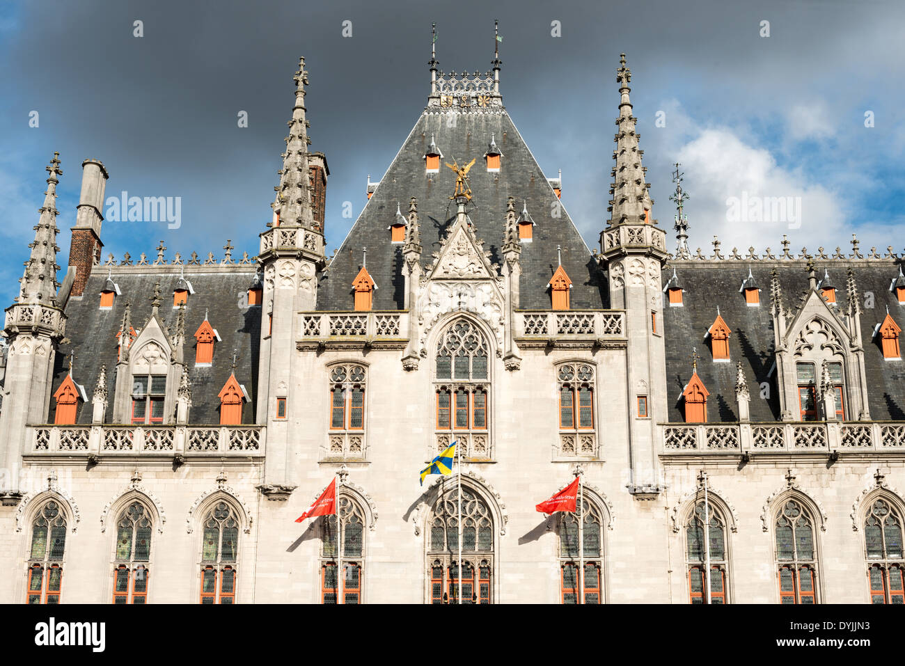 Bâtiment de la Cour provinciale Markt Square Bruges Belgique // BRUGES, Belgique — le bâtiment de la Cour provinciale donne sur le Markt (place du marché) dans le centre historique de Bruges. La structure néogothique sert de siège au gouvernement provincial de Flandre occidentale et est un élément architectural important de la place médiévale. Le Markt est le marché central de Bruges et est le cœur commercial de la ville depuis le 10ème siècle. Le centre historique de Bruges a été désigné site du patrimoine mondial de l'UNESCO en 2000, reconnu pour sa valeur universelle exceptionnelle comme l'un des meilleurs d'Europe. Banque D'Images