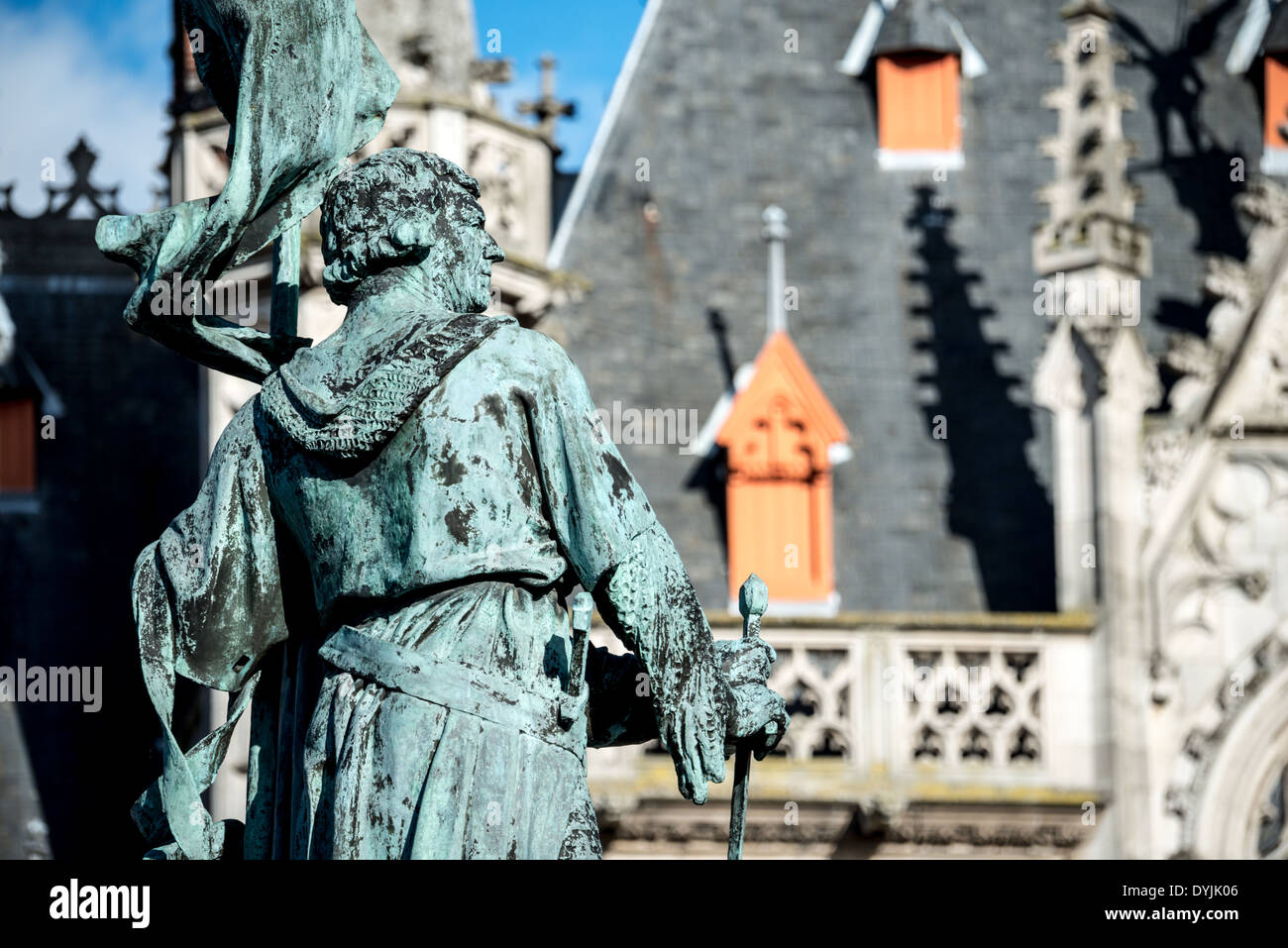 BRUGES, Belgique - au premier plan se trouve une statue de Jan Breydel et Pieter de Coninck dans le Markt (place du marché) dans le centre historique de Bruges, un site classé au patrimoine mondial de l'UNESCO. Les deux hommes, un tisserand et un boucher, ont contribué à mener une rébellion flamande contre les Français d'occupation lors de la bataille des Spurs d'Or sur 11 juillet 1302. En arrière-plan fait partie du bâtiment de la Cour provinciale l'architecture médiévale et les canaux sereins façonnent le paysage urbain de Bruges, souvent appelé « la Venise du Nord ». Ville classée au patrimoine mondial de l'UNESCO, Bruges offre aux visiteurs un voyage dans le passé de l'Europe, avec son Banque D'Images