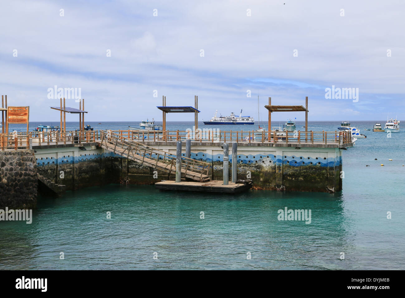 La marina quai à Shipwreck Bay, Puerto Baquerizo Moreno, San Cristobal Island, îles Galapagos, en Équateur. Banque D'Images