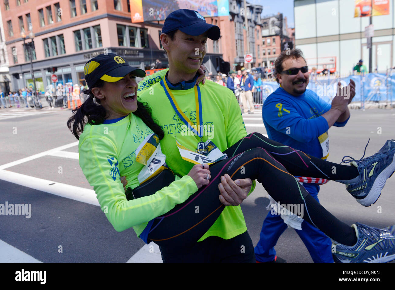 Boston, USA. Apr 19, 2014. Attentat du Marathon de Boston 2013 Doug survivant Julian (R) exerce les autres survivant Lynn Crisci sur la ligne d'arrivée du marathon lors d'un hommage pour exécuter les survivants et les premiers intervenants à Boston, Massachusetts, aux États-Unis, le 19 avril 2014. Bombes lits jumeaux placés dans des sacs à dos près de la ligne d'arrivée du Marathon de Boston ont tué trois personnes et blessé plus de 260, le 15 avril 2013. Credit : Yin Bogu/Xinhua/Alamy Live News Banque D'Images