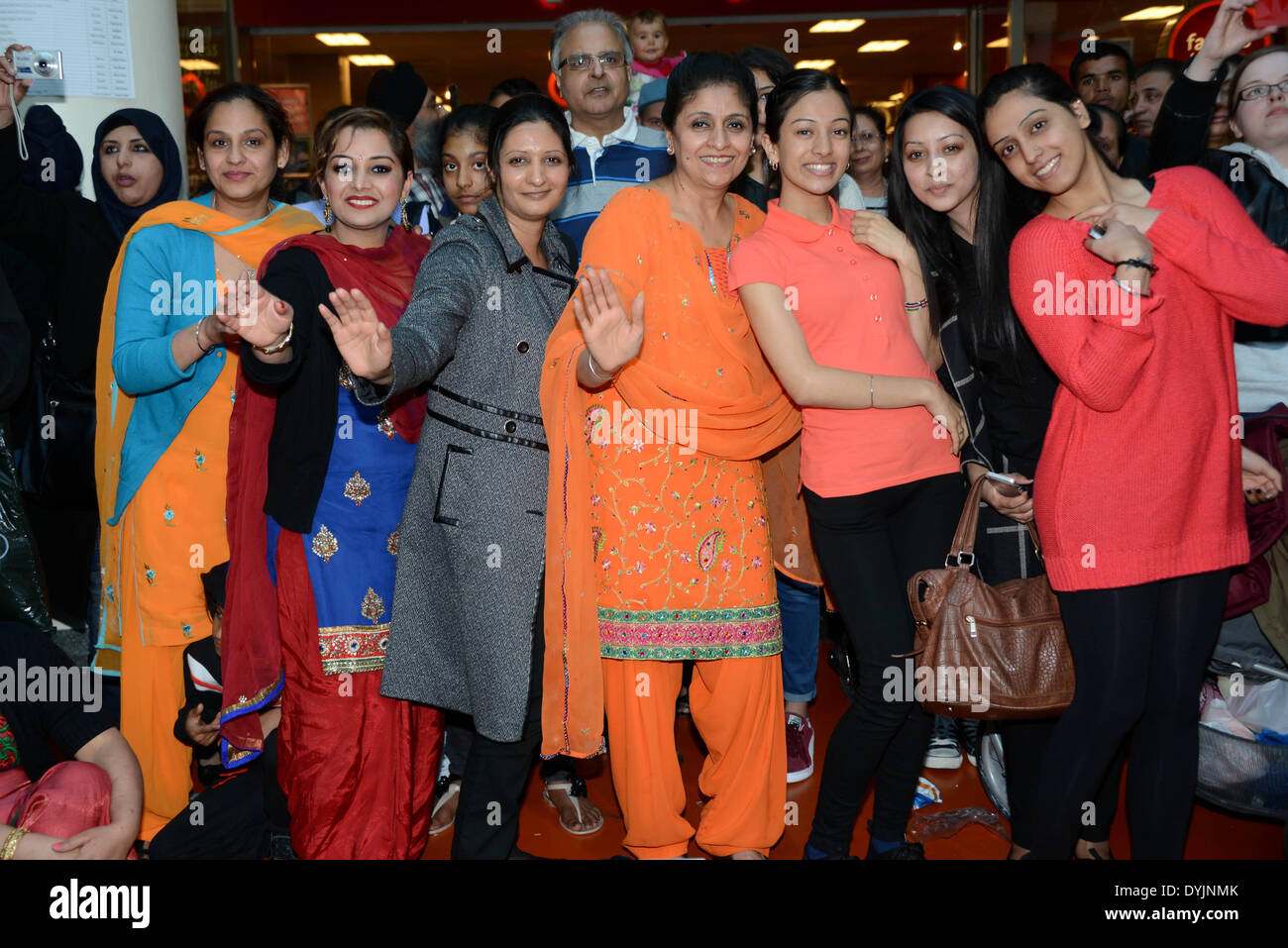 Londres, Royaume-Uni. 19 Avril 14 : Communauté regarder des spectacles de musique en 2014 à l'échange du Vaisakhi Ilford à Londres. Photo par voir Li/Alamy Live News Banque D'Images