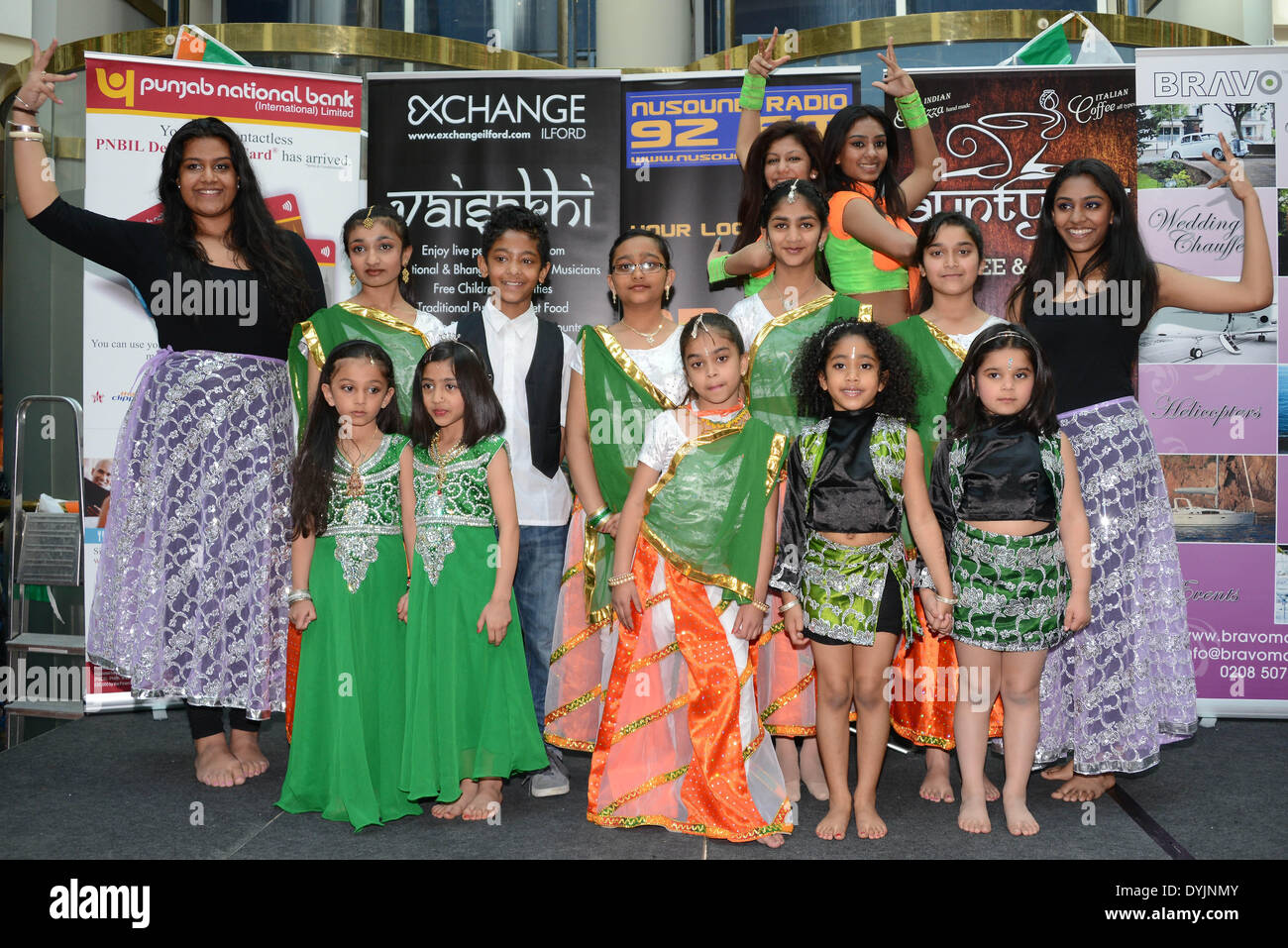 Londres, Royaume-Uni. 19 avril 14 miels : école de danse effectue live le Vaisakhi 2014 à l'échange Ilford à Londres. Photo par voir Li/Alamy Live News Banque D'Images