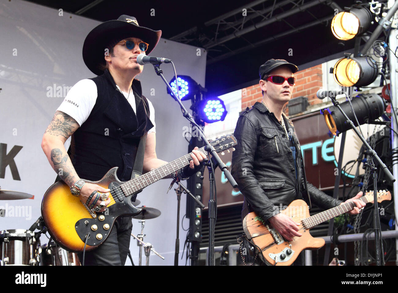 Londres, Royaume-Uni. Apr 19, 2014. Adam Ant exécute pour le Record Store Day National à Berwick Street, London le 19 avril 2014 Credit : Keith MayhewAlamy Live News Banque D'Images