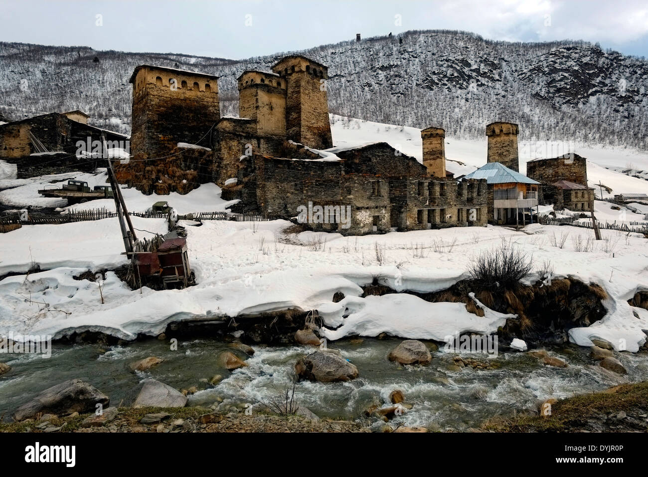 Svanetian anciennes tours de protection de maisons dans le village d'Ushguli l'un des plus élevés en Europe colonies habitées en permanence situé à la tête de la gorge d'Enguri en Svanétie, reconnu comme le Haut Svaneti Site du patrimoine mondial de l'Unesco dans la République de Géorgie Banque D'Images