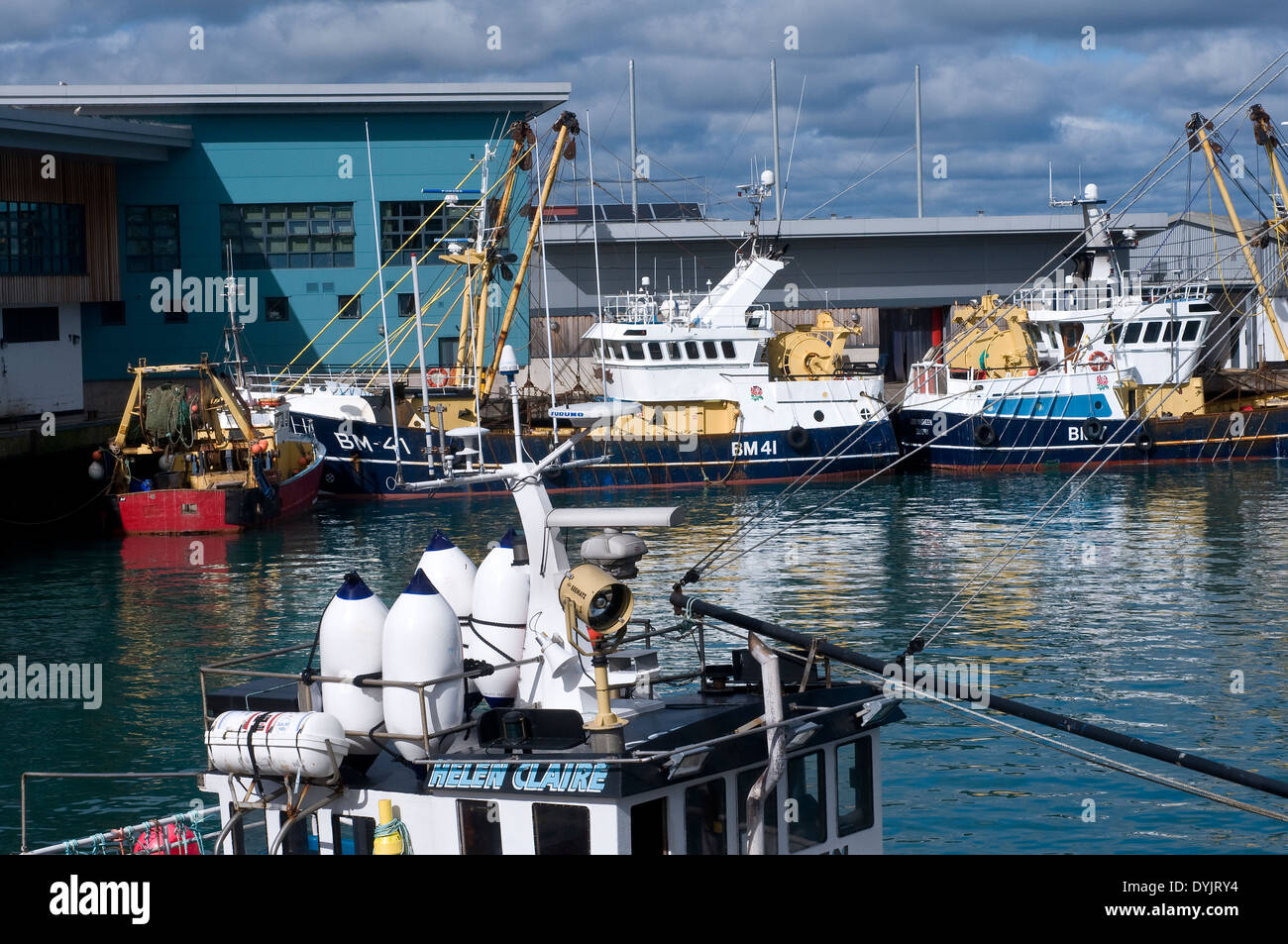 helen claire Brixham chalutier,Brixham Fish Market,brixham, devon, crépuscule, angleterre, anglais,Village de pêche, port, port, flotte de pêche de Brixham Banque D'Images