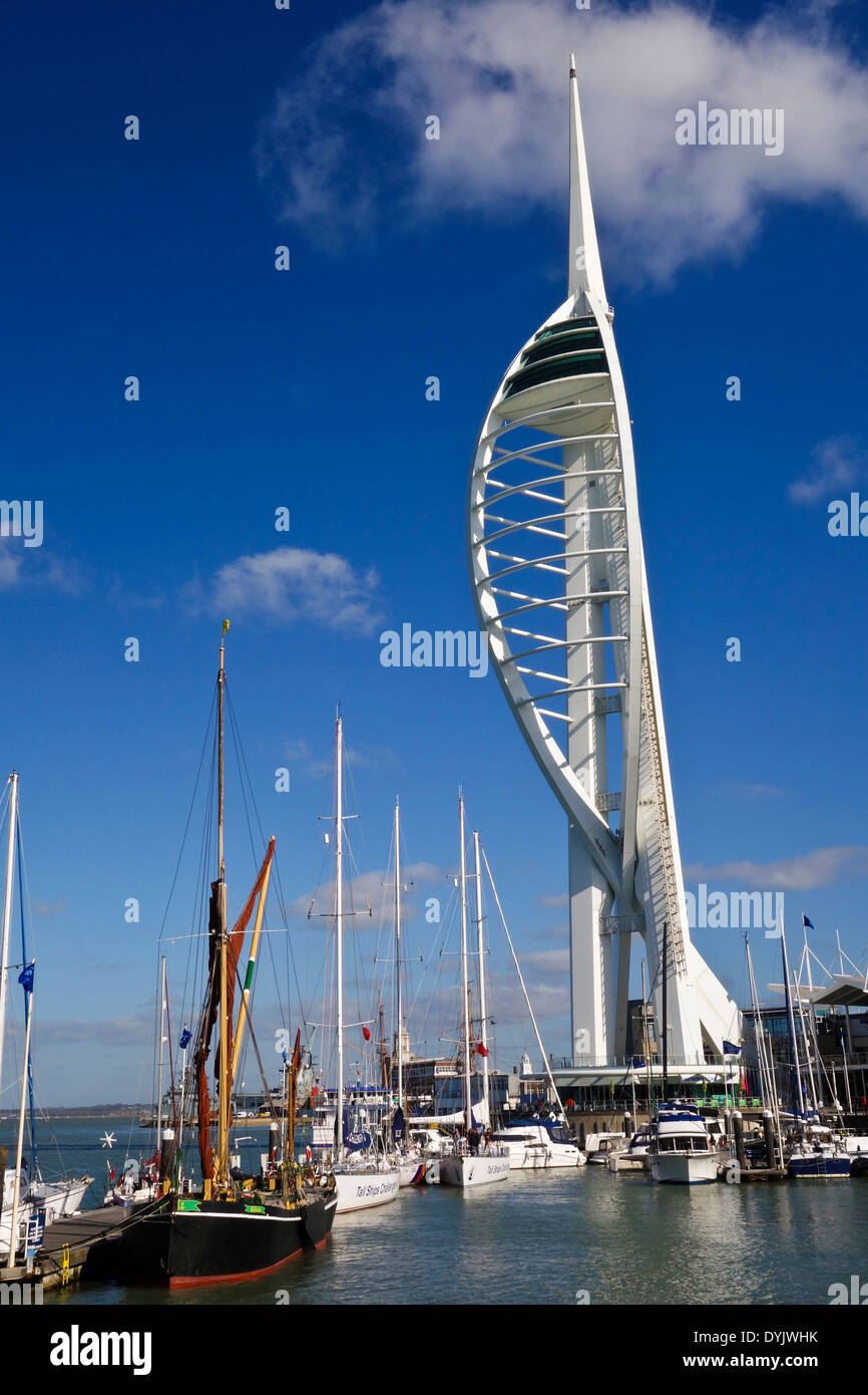 Spinnaker Tower ciel bleu Banque D'Images