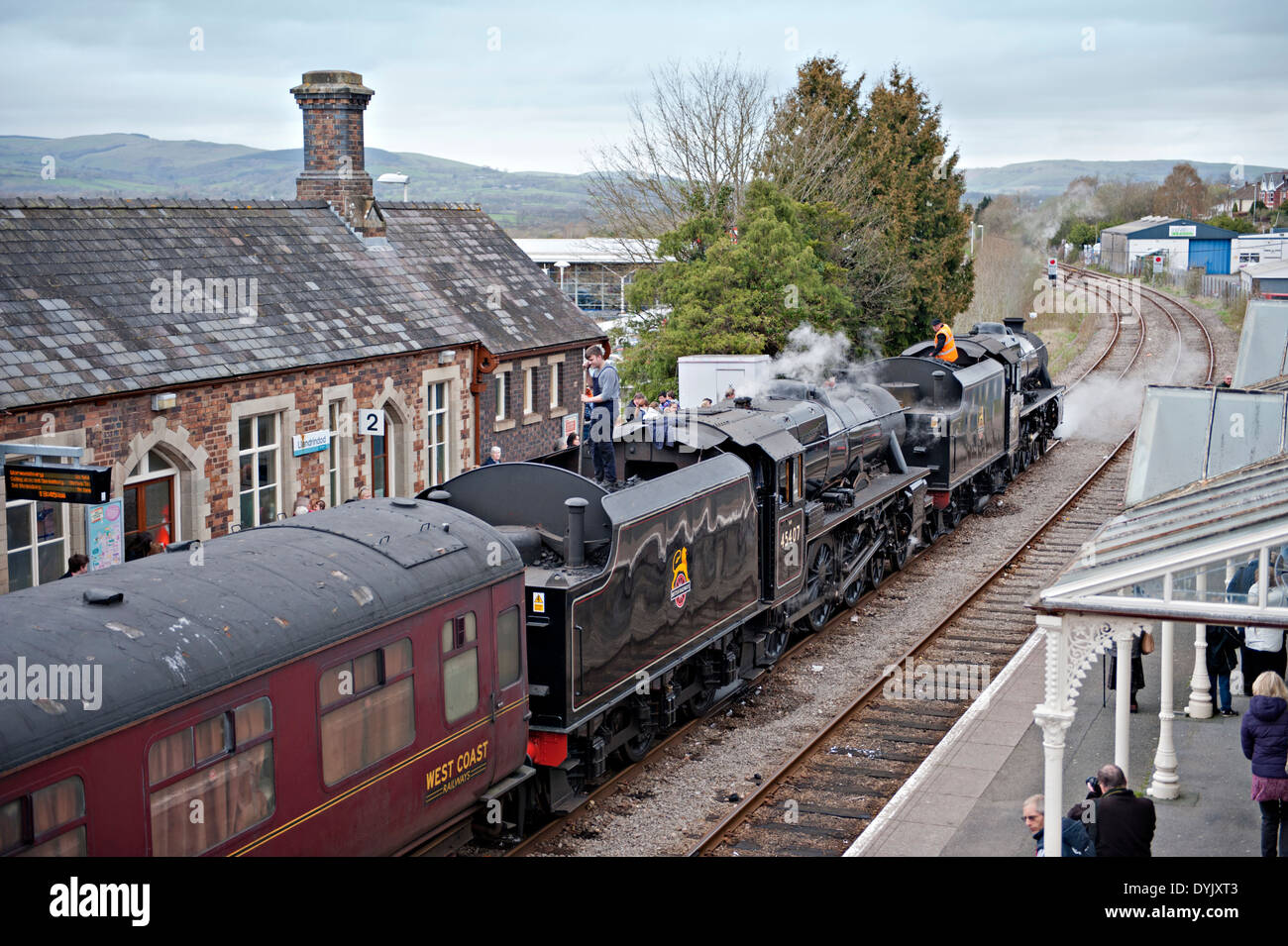 Double tête d'un train à vapeur transporté la location Llandrindod Wells de la gare, sur la ligne de Cœur du Pays de Galles, Royaume-Uni Banque D'Images