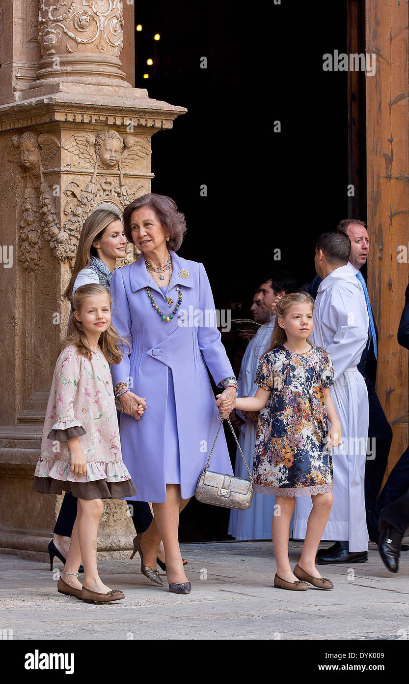 (L-R) l'espagnol de la princesse Letizia, Princesse Leonor, La Reine Sofia et la Princesse Sofia laisser la masse pour marquer le dimanche de Pâques à la cathédrale de Palma de Majorque à Palma de Majorque (Espagne), 20 avril 2014. Photo : PRE-Albert Nieboer/AUCUN SERVICE DE FIL Banque D'Images