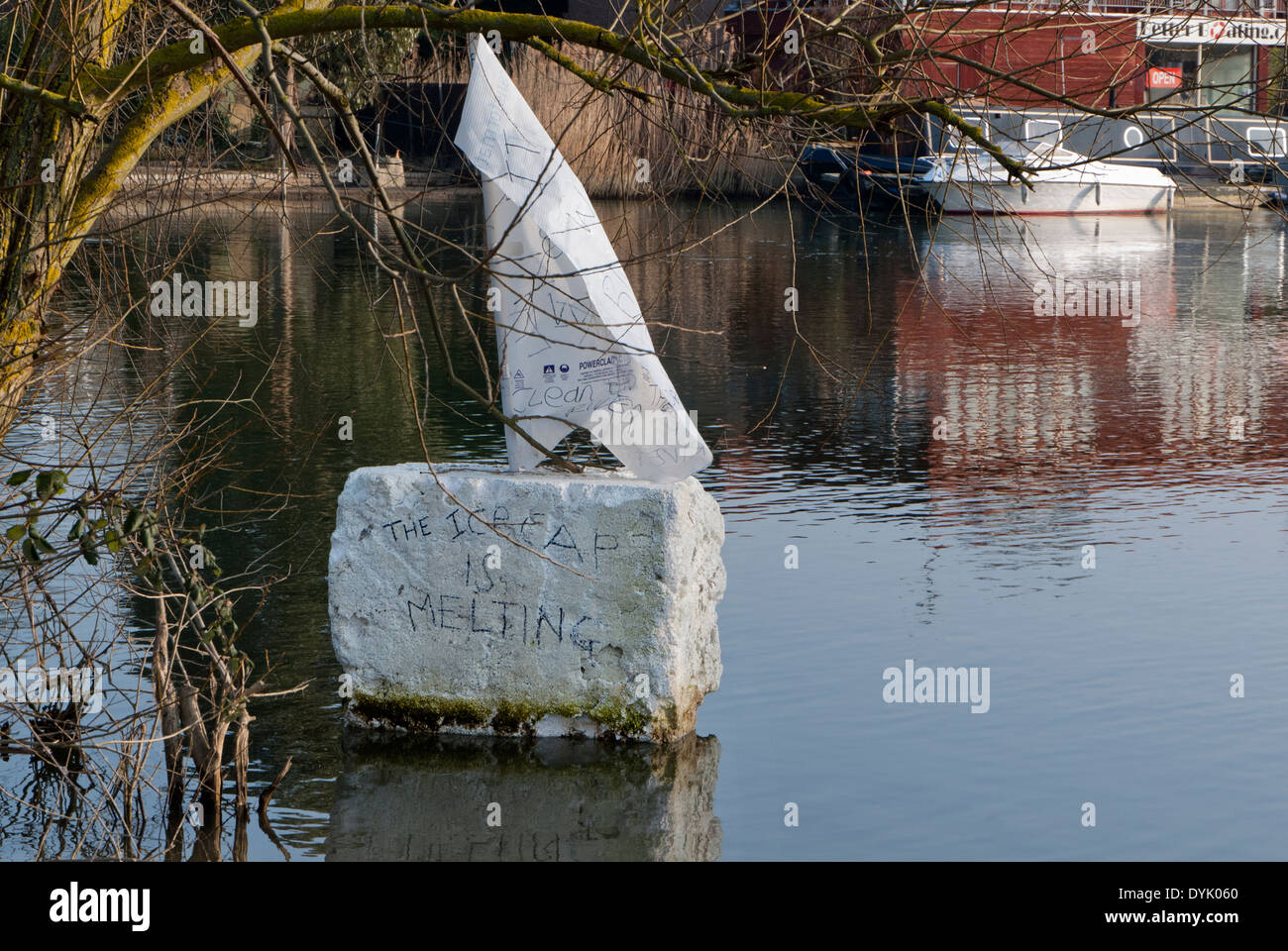 Changement climatique - protestation ce morceau de styromousse flottant avec une voile sur il dit ceci : "La glace fond', Tamise, UK Banque D'Images