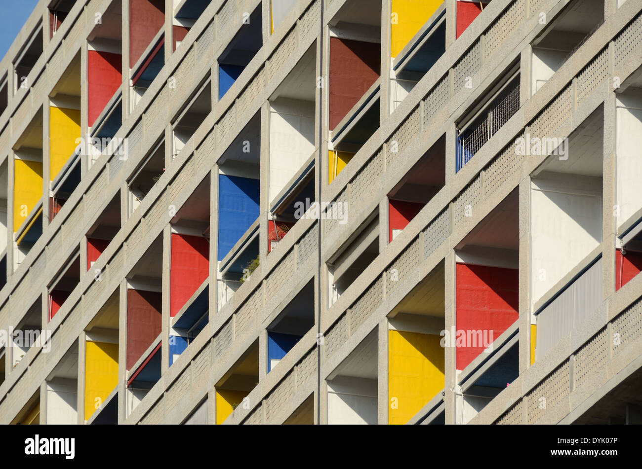 Balcons colorés peints dans des couleurs primaires de la Cité Radieuse ou unité d'habitation Le Corbusier Marseille ou Marseille France Banque D'Images