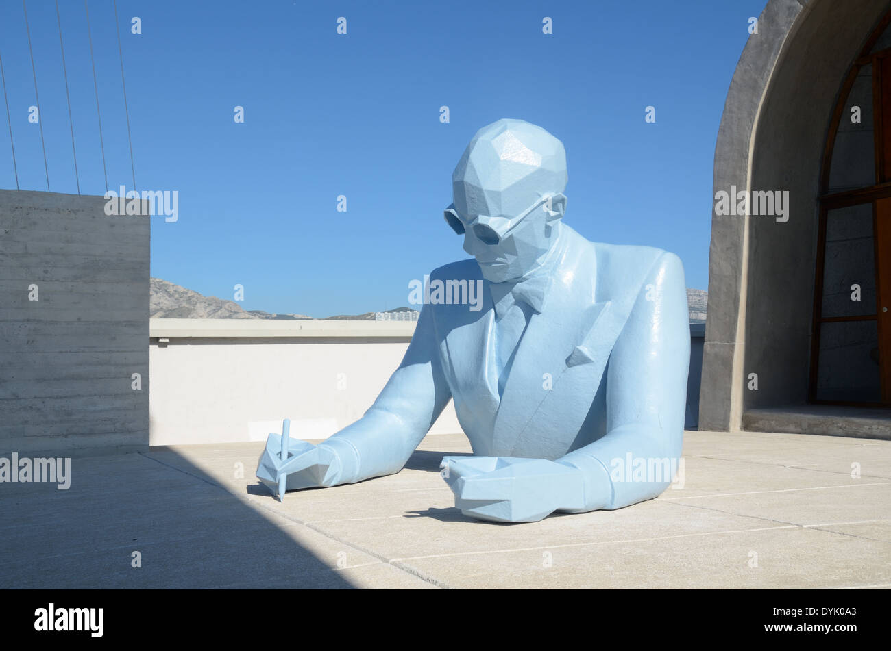 Le Corbusier ou Sculpture buste de l'architecte s'appuyant sur le toit-terrasse de l'Unité d'habitation ou Cité Radieuse Marseille ou Marseille France Banque D'Images
