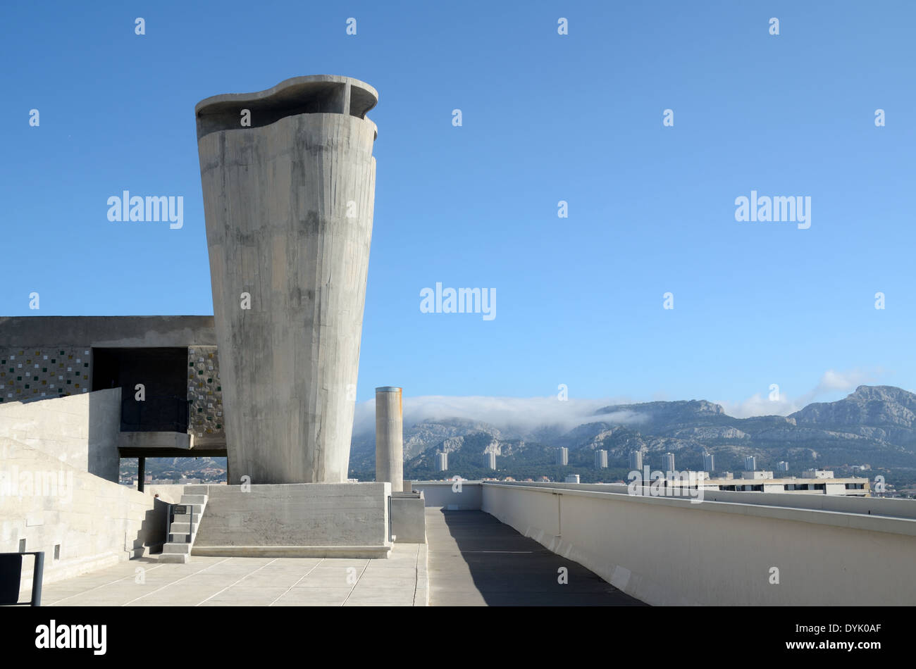 Terrasse de toit en béton et de Ventilation de l'Unité d'habitation ou Cité radieuse de Le Corbusier Marseille ou Marseille France Banque D'Images