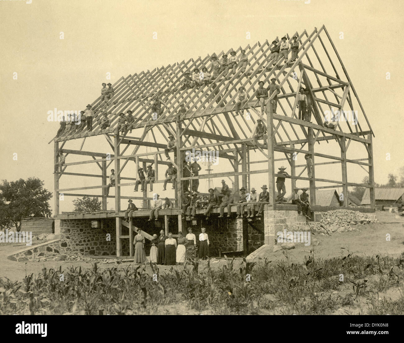 Vers 1900, photographie ancienne grange de la communauté. Banque D'Images