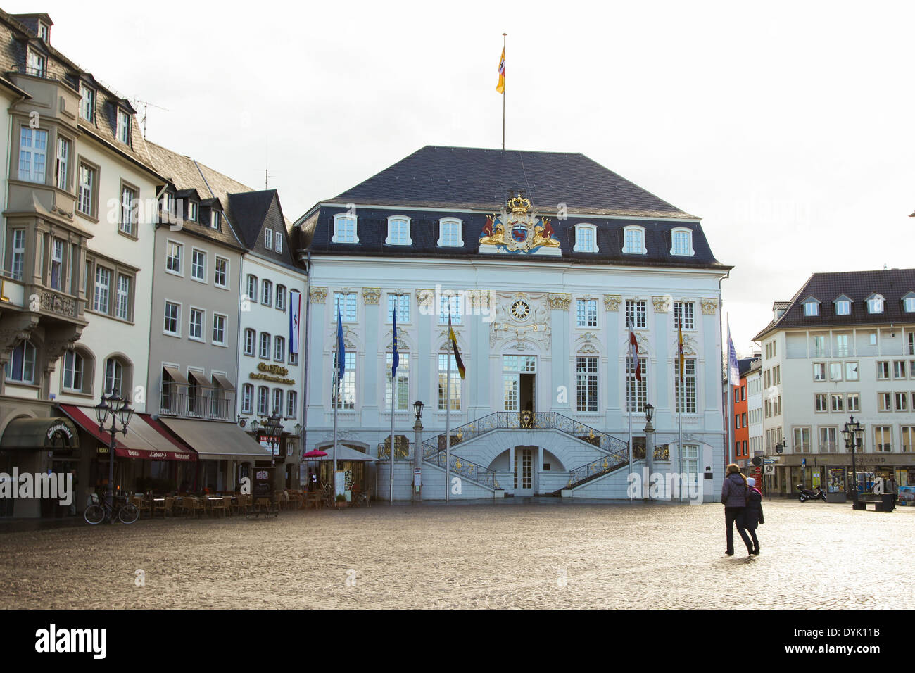 BONN, Allemagne - 16 février 2014 : des personnes non identifiées, en face de l'Ancien hôtel de ville de Bonn, Rhénanie du Nord-Westphalie, Allemagne. Banque D'Images