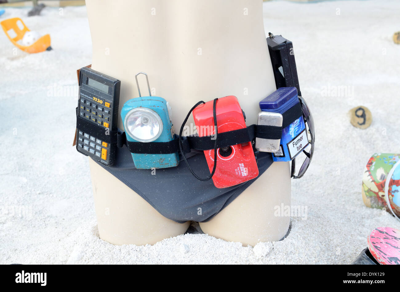 Courroie pour transporter plusieurs gadget gadgets dont la flamme Calculatrice caméra et d'un téléphone portable Chindogu japonais Banque D'Images