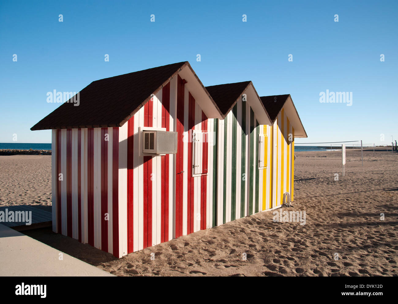 Les huttes de couleur sur la plage Banque D'Images