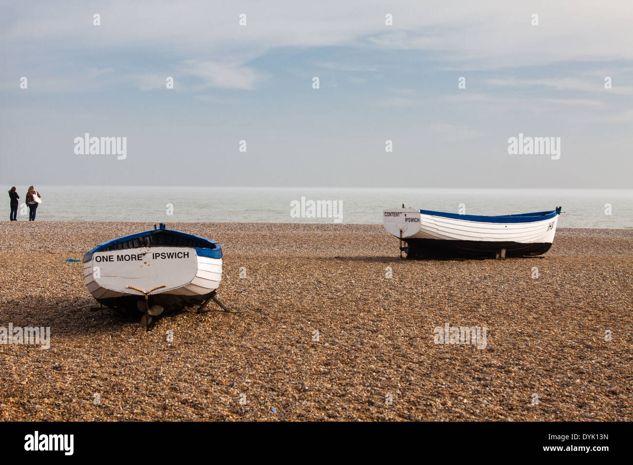 En admirant la vue sur la plage d'Aldeburgh Banque D'Images