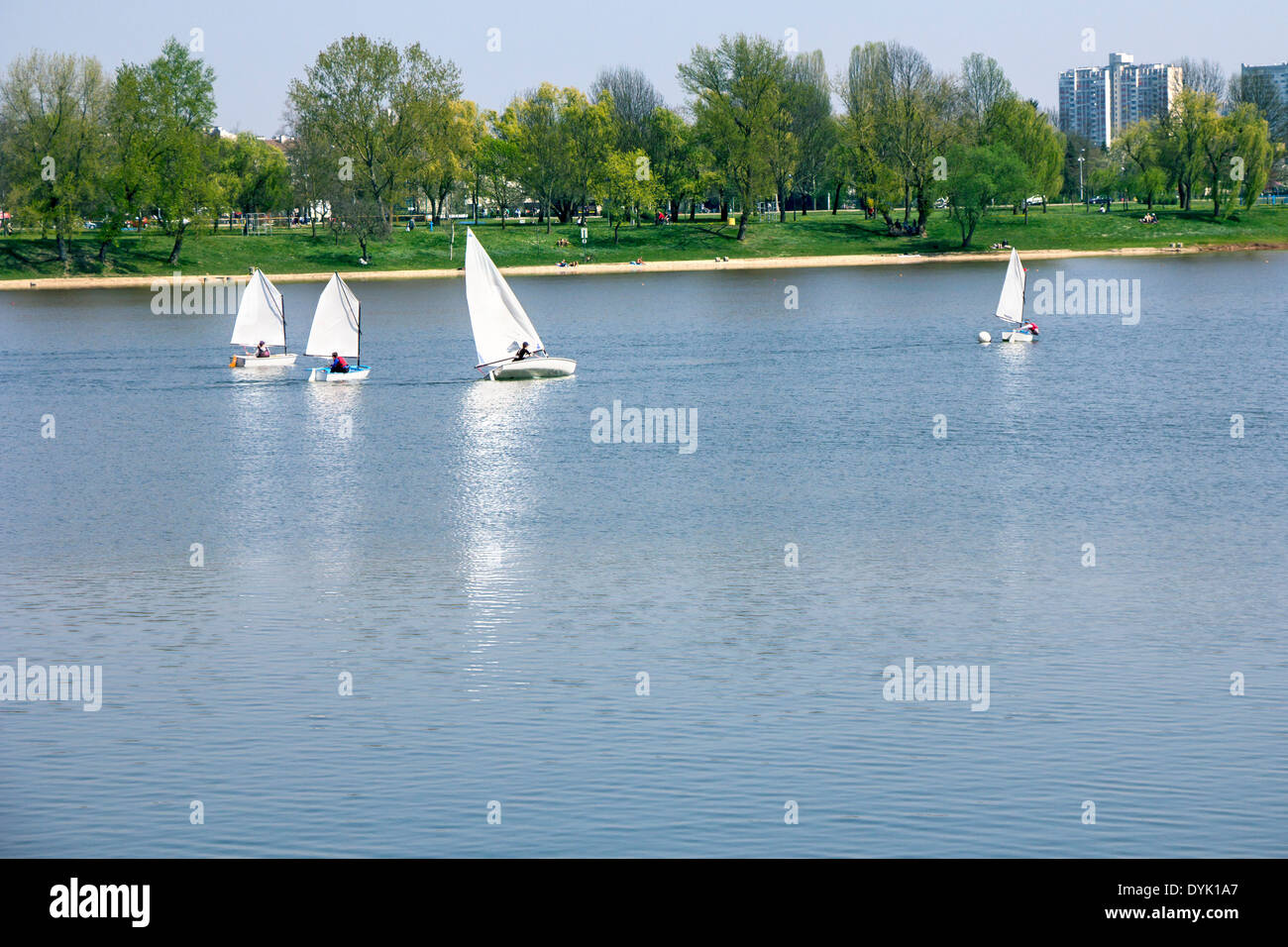 Les petits bateaux qui naviguent sur le lac sur une belle journée ensoleillée Banque D'Images