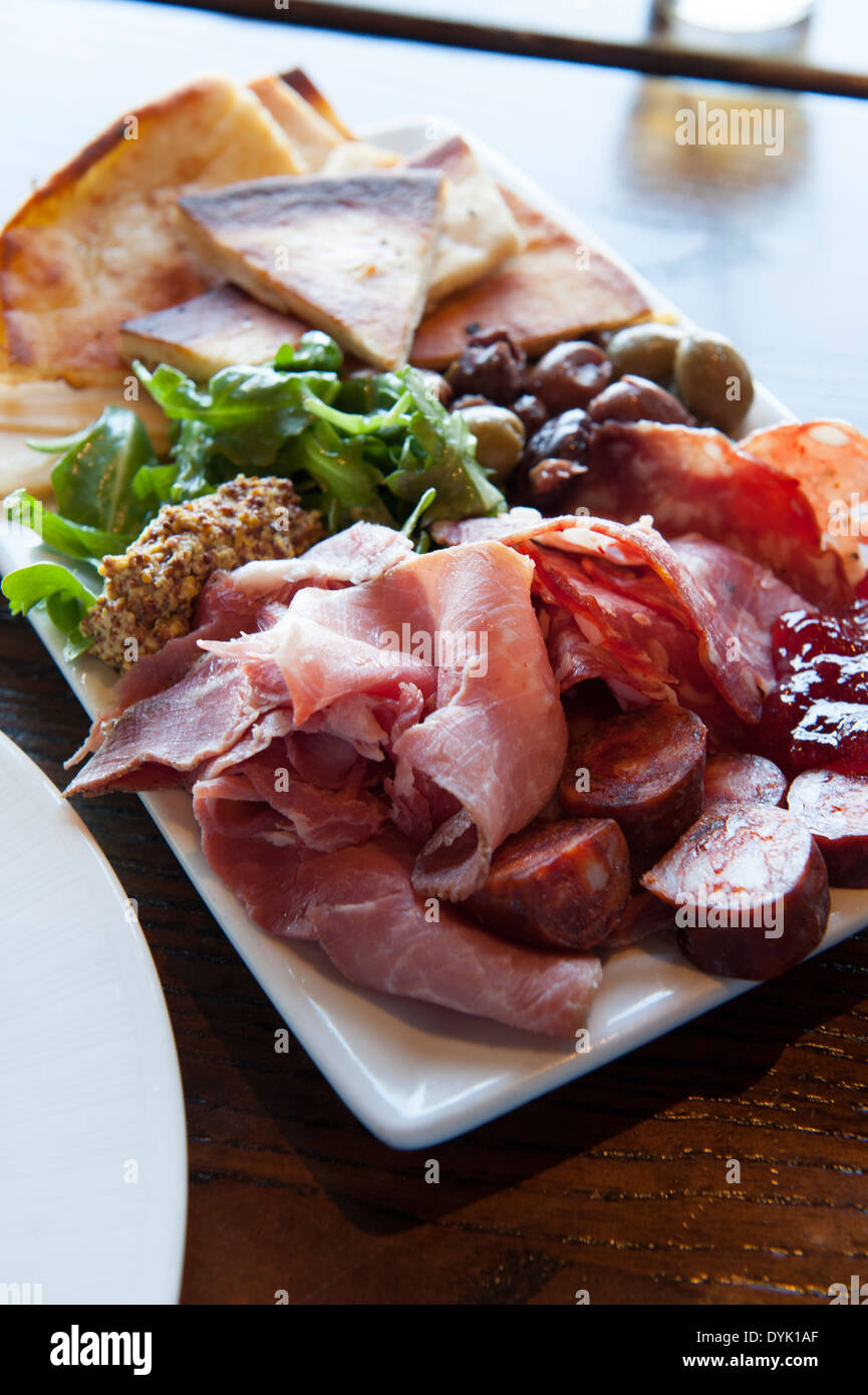 USA Georgia GA Savannah Nourriture Bohemian Hotel assiette de charcuterie à roches sur le toit restaurant bar Banque D'Images