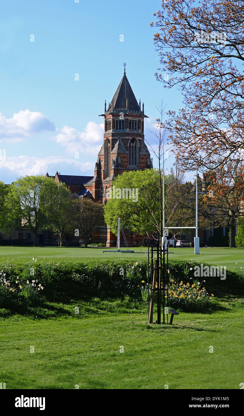 L'école de Rugby, vue de Barby Road, Rugby, Warwickshire. Le terrain de jeu où le jeu est issue est au premier plan. Banque D'Images