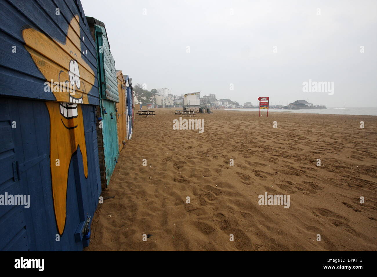 Broadstairs, Kent, UK. Apr 20, 2014. La mauvaise météo Royaume-uni affecte le nombre de touristes à beach resort de Broadstairs, Kent avec empty beach Crédit : Stone Bay Photographie/Alamy Live News Banque D'Images