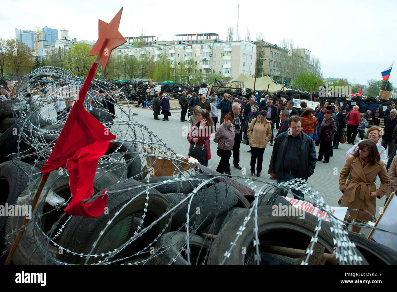 La population russe de Donetsk en Ukraine se sont réunis aujourd'hui à la barricade en face de l'hôtel de ville occupé par les séparatistes pour célébrer la Pâques orthodoxe. En photo : les gens de la barricade Banque D'Images