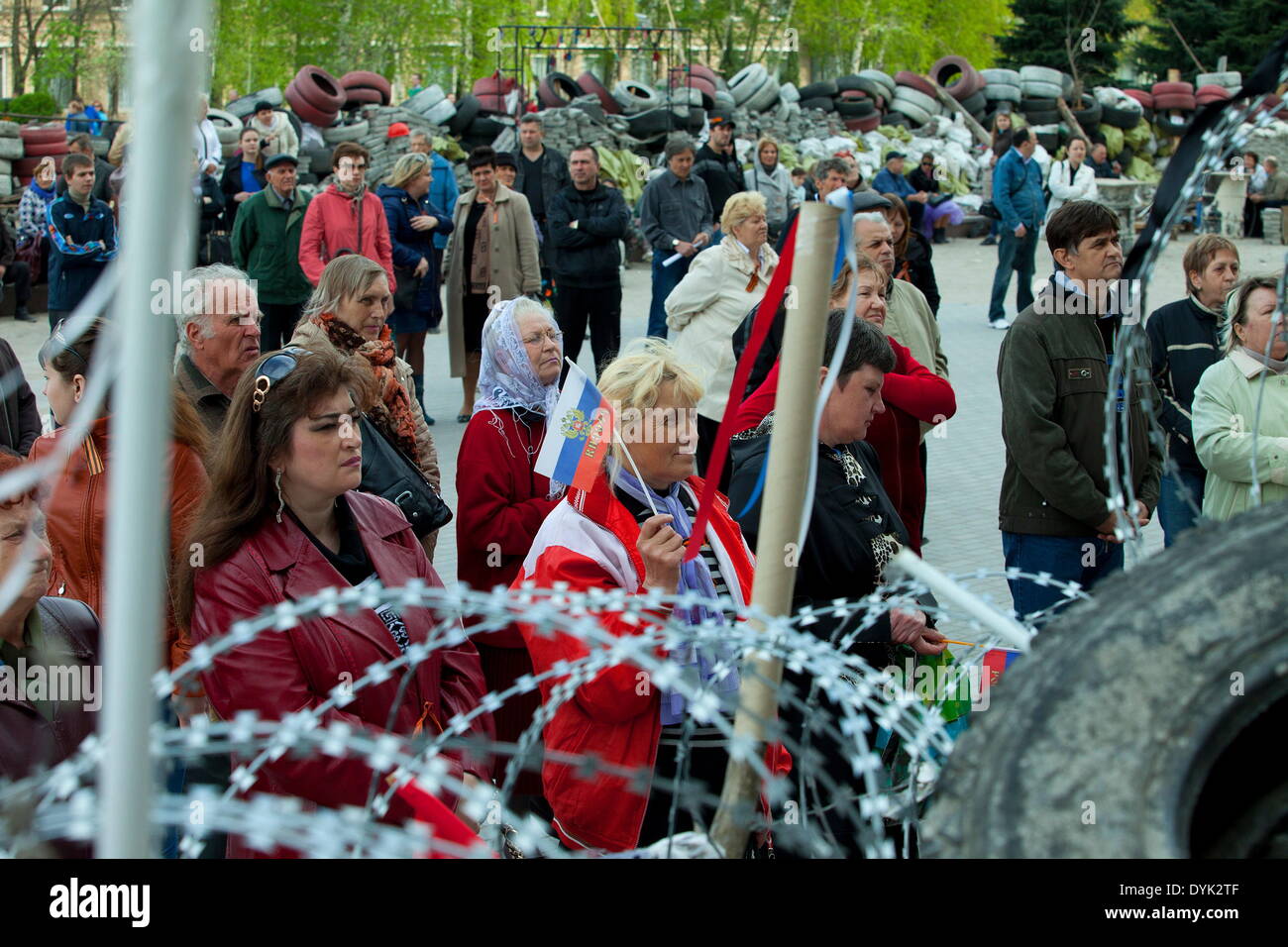 La population russe de Donetsk en Ukraine se sont réunis aujourd'hui à la barricade en face de l'hôtel de ville occupé par les séparatistes pour célébrer la Pâques orthodoxe. En photo : les gens de la barricade Banque D'Images