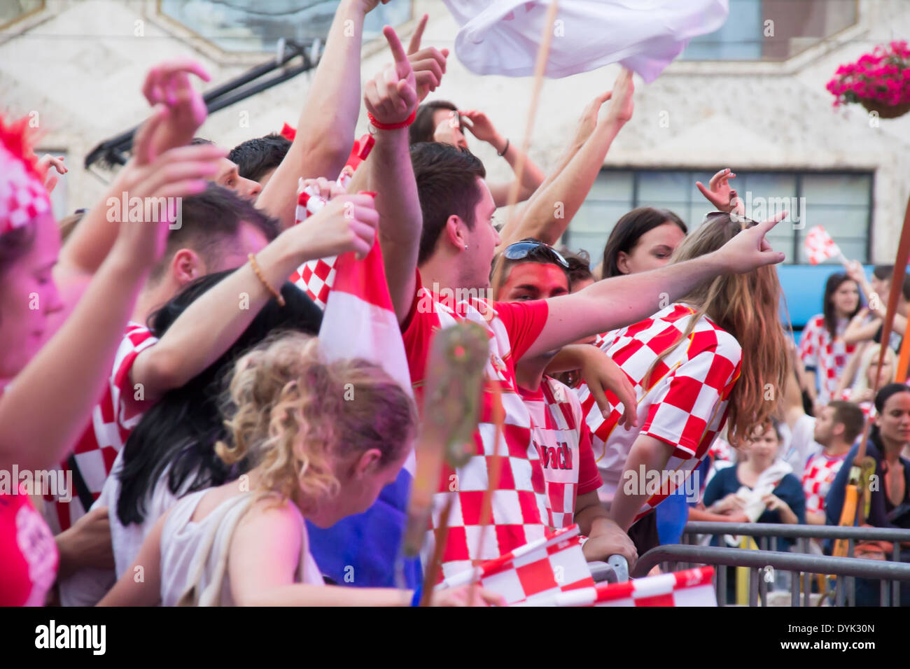 Zagreb, Croatie - 14 juin 2012 : les fans de football croate sur la place principale, à regarder l'EURO 2012 match de l'Italie contre la Croatie. Banque D'Images