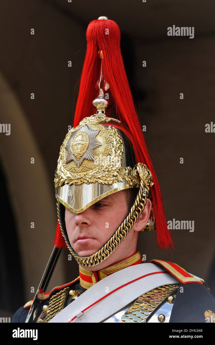 Un membre de la Royal Horse Guards (Blues) Régiment le service de sentinelle à l'extérieur de Horse Guards Whitehall, Londres, Angleterre. Banque D'Images