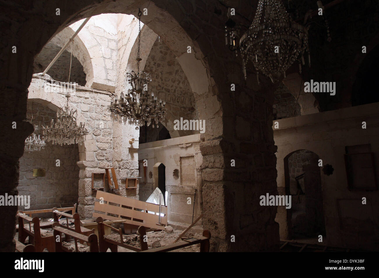 Maaloula, la Syrie. 20 avril, 2014. Une photo montre des dommages-intérêts à l'intérieur de l'église Tackla Mar Maaloula ville dans la campagne de Damas, Syrie le 20 avril 2014. Le président syrien Bachar al-Assad le dimanche fait une rare visite de la ville chrétienne historique de Maaloula, au nord de la capitale Damas, à l'occasion de Pâques, selon l'agence de presse officielle SANA. Bassem Tellawi Crédit :/Alamy Live News Banque D'Images