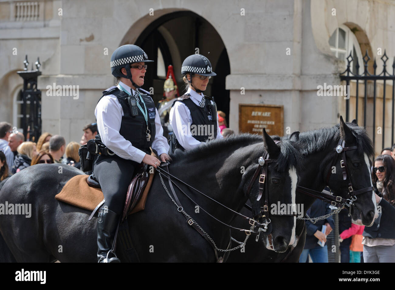 Deux agents de la Police métropolitaine de la police montée de la rue de Londres, Angleterre, Royaume-Uni. Banque D'Images