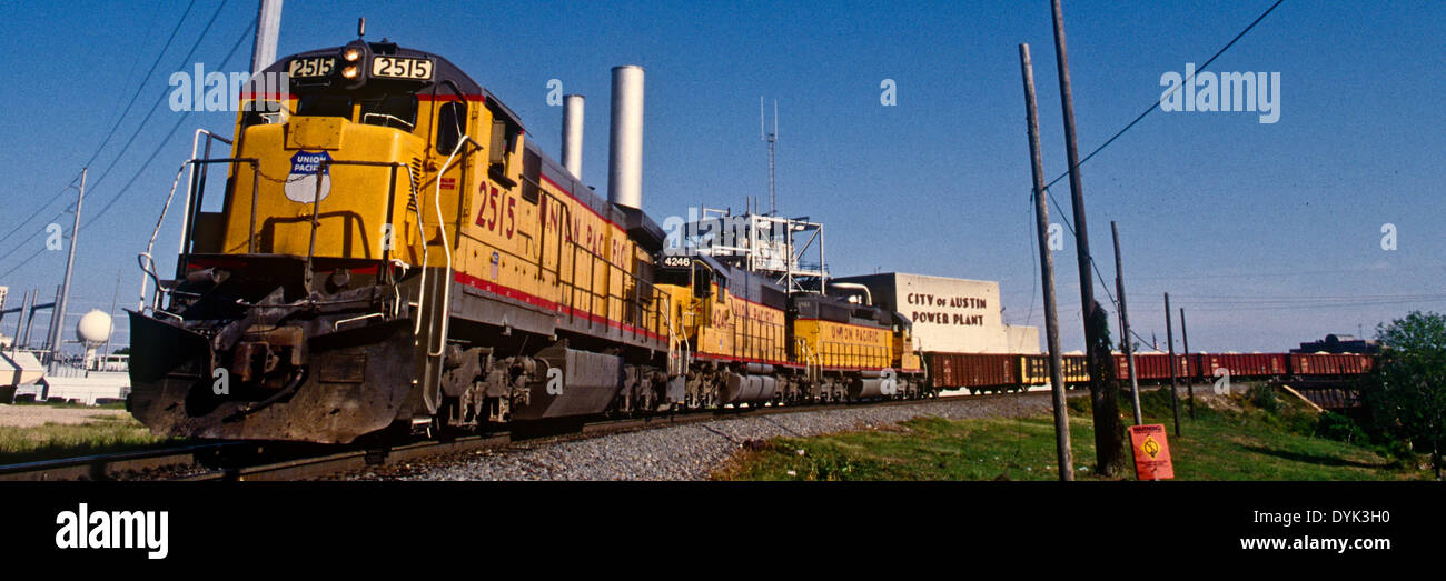 Union Pacific train voyage autour de courbe près de Austin power plant Banque D'Images