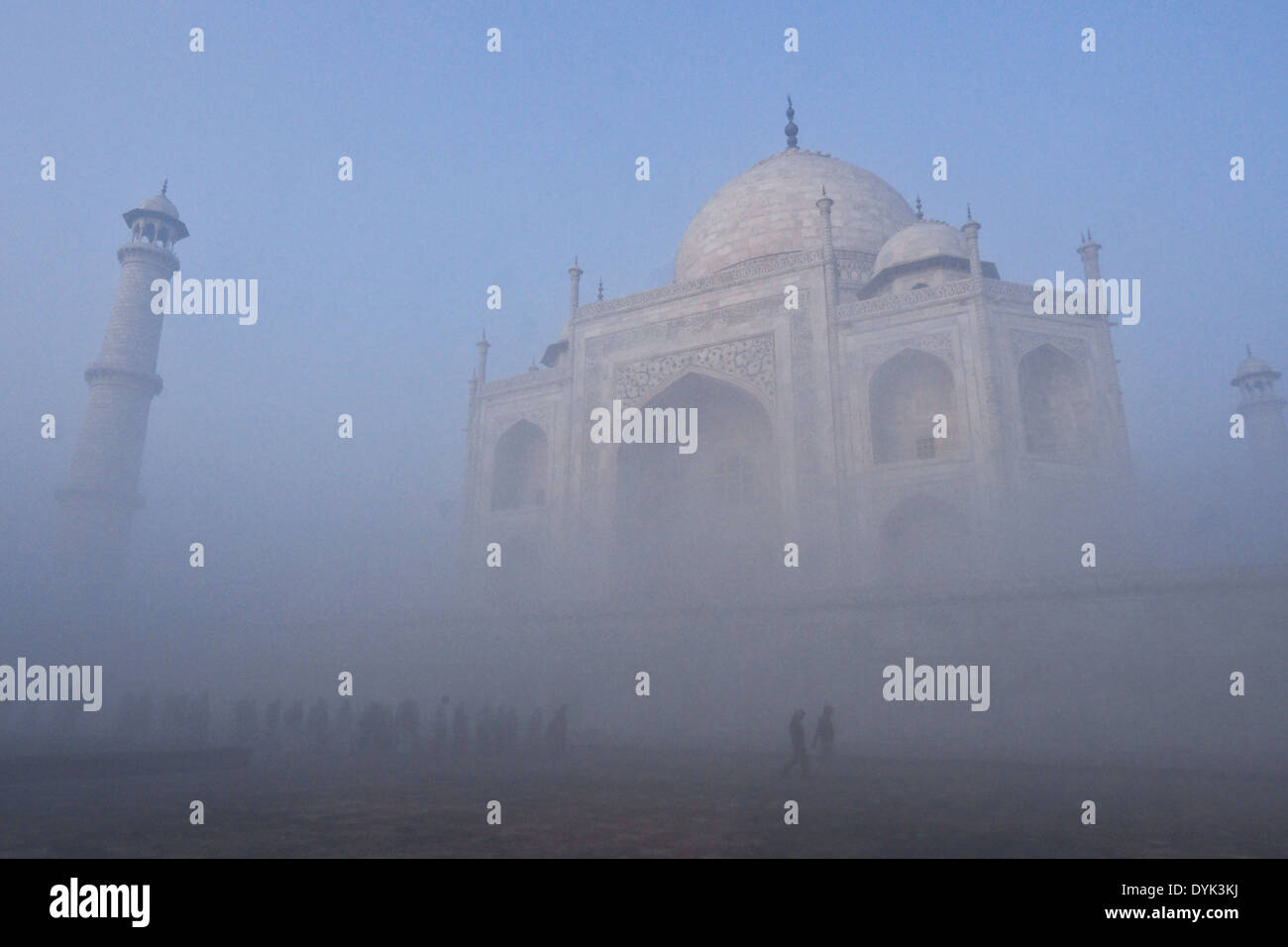 Taj Mahal sur un matin brumeux, Agra, Inde Banque D'Images