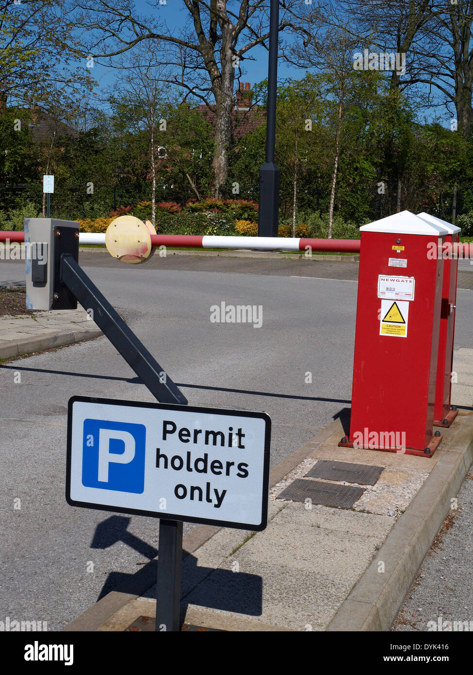 Barrière automatique avec les titulaires de permis seul signe UK Banque D'Images