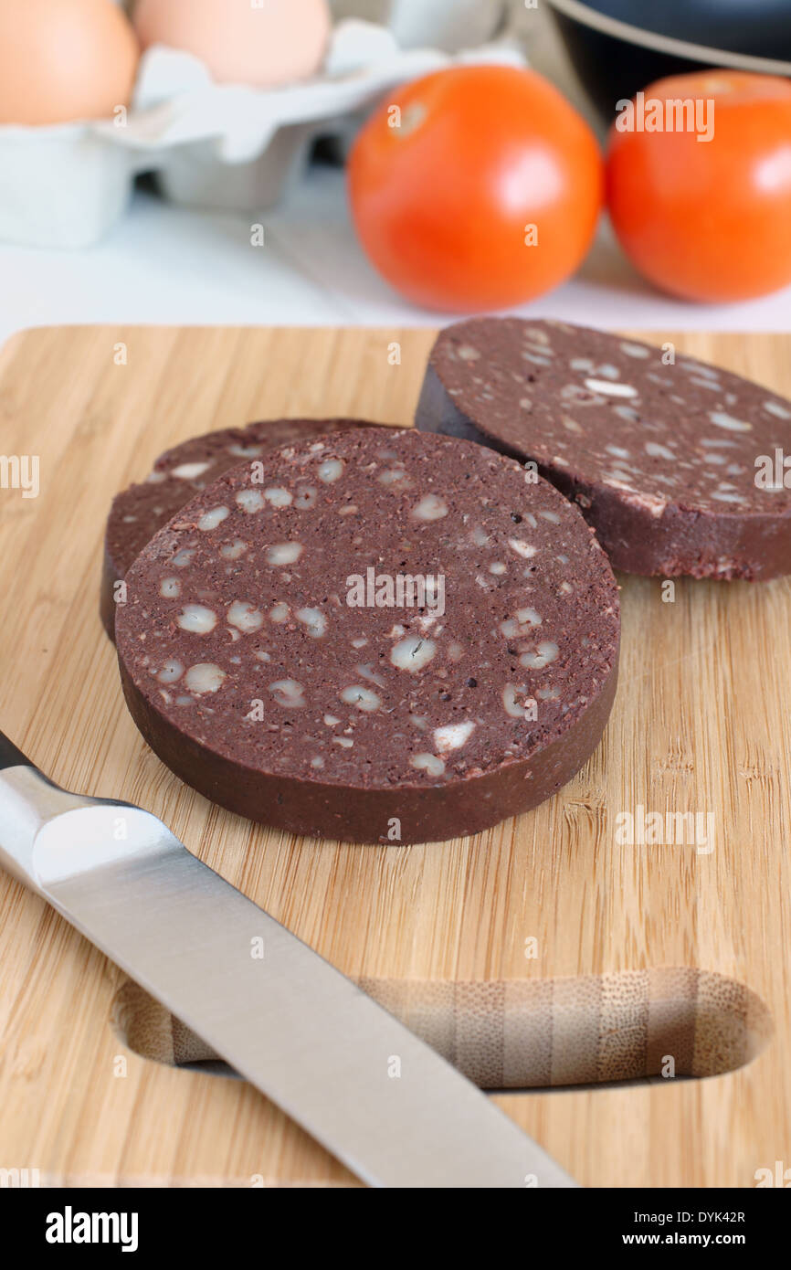Un boudin noir boudin de type britannique contenant des oignons, de la graisse de porc, du gruau et du sang de porc Banque D'Images
