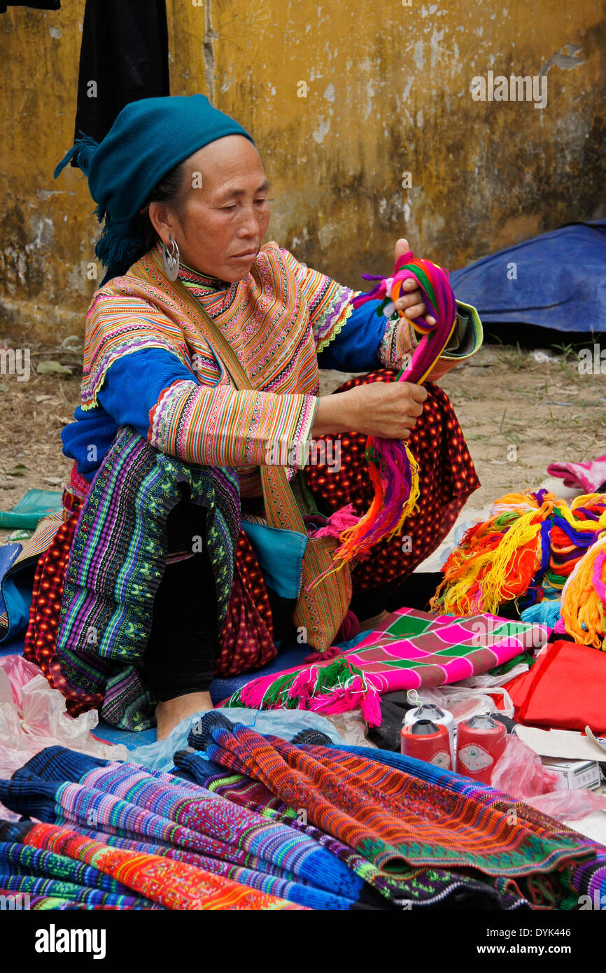 Femme Flower Hmong en vente, marché, Luc Nam Sapa (Sa Pa), le Nord Vietnam Banque D'Images