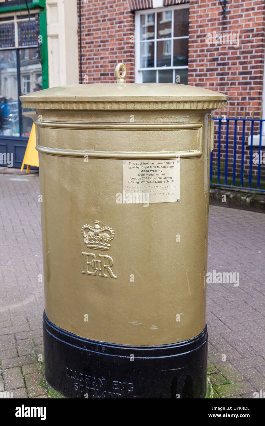 Un Royal Mail post box or peint pour célébrer la médaille d'Anna Watkins pour les Jeux Olympiques de 2012. Double femmes aviron Banque D'Images