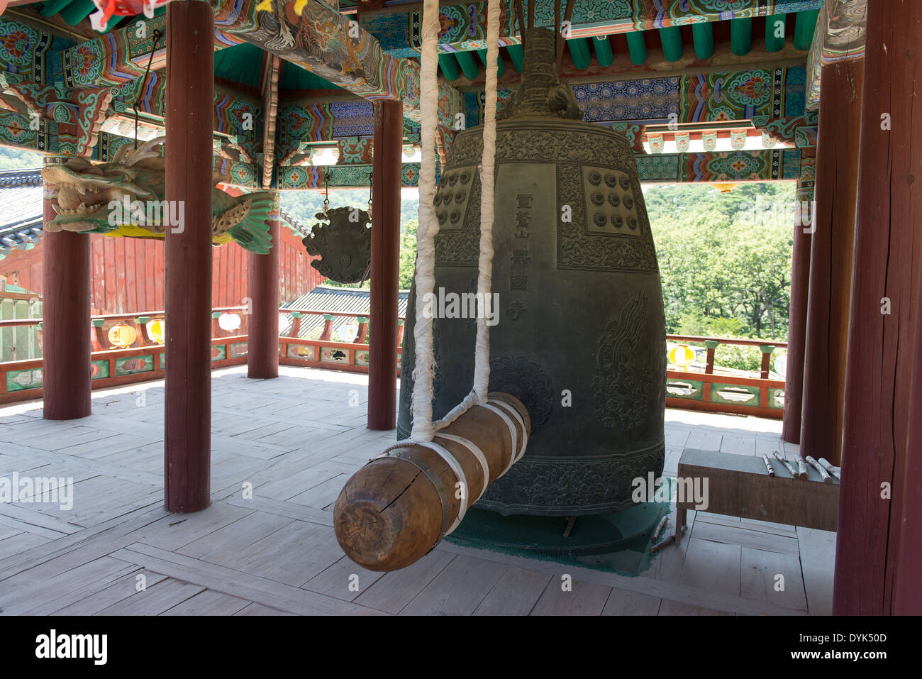 Grand temple bell au Temple Heungguksa à Yeosu, Corée du Sud Banque D'Images