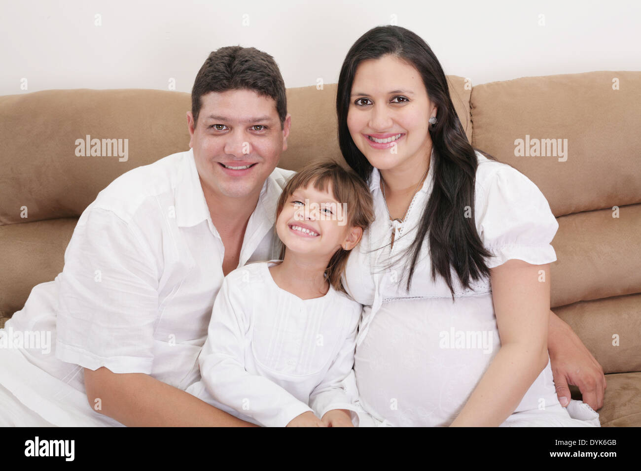 Portrait de famille attendent à nouveau bébé à venir Banque D'Images