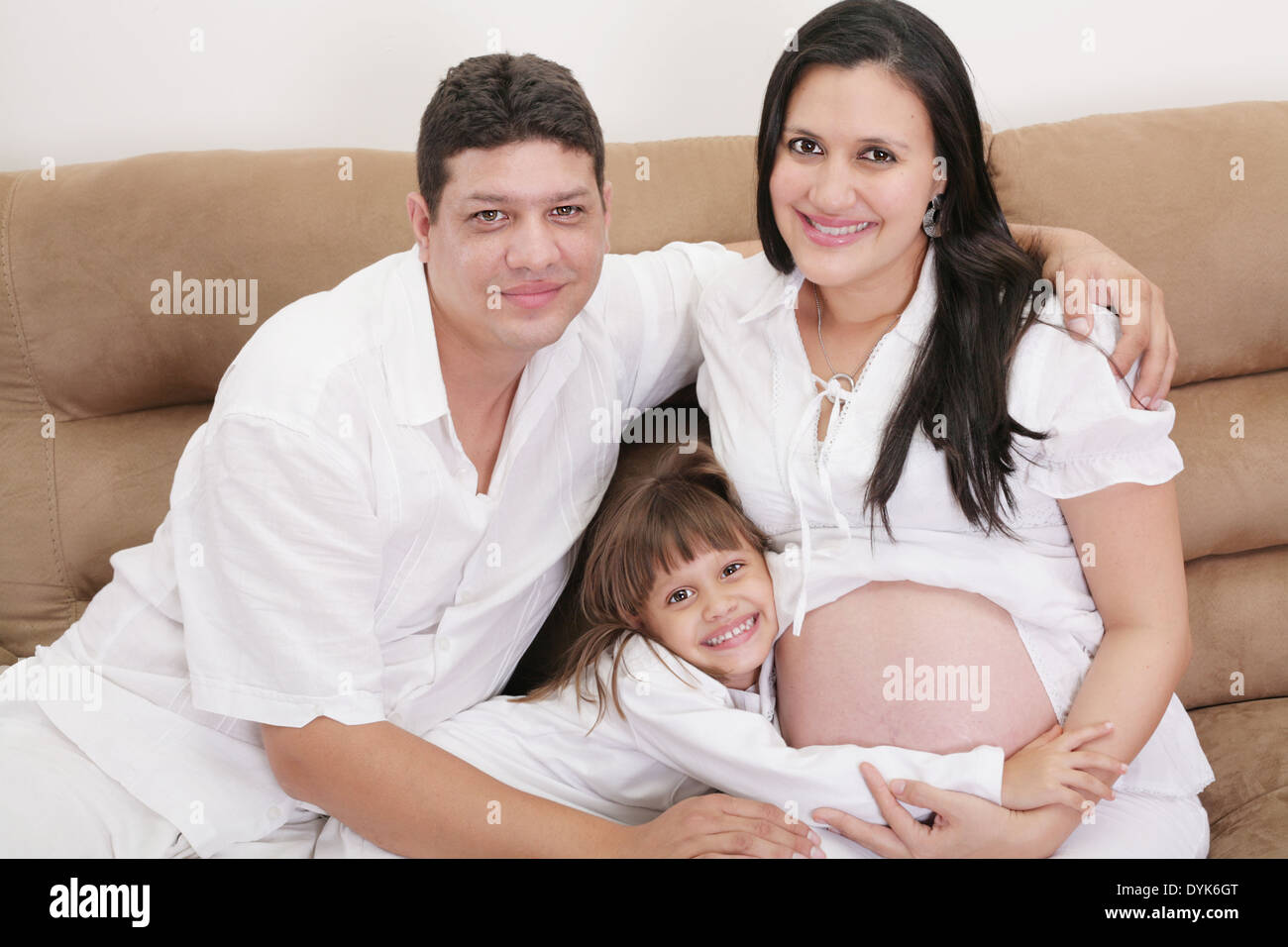 La famille hispanique s'attendant nouveau bébé Banque D'Images