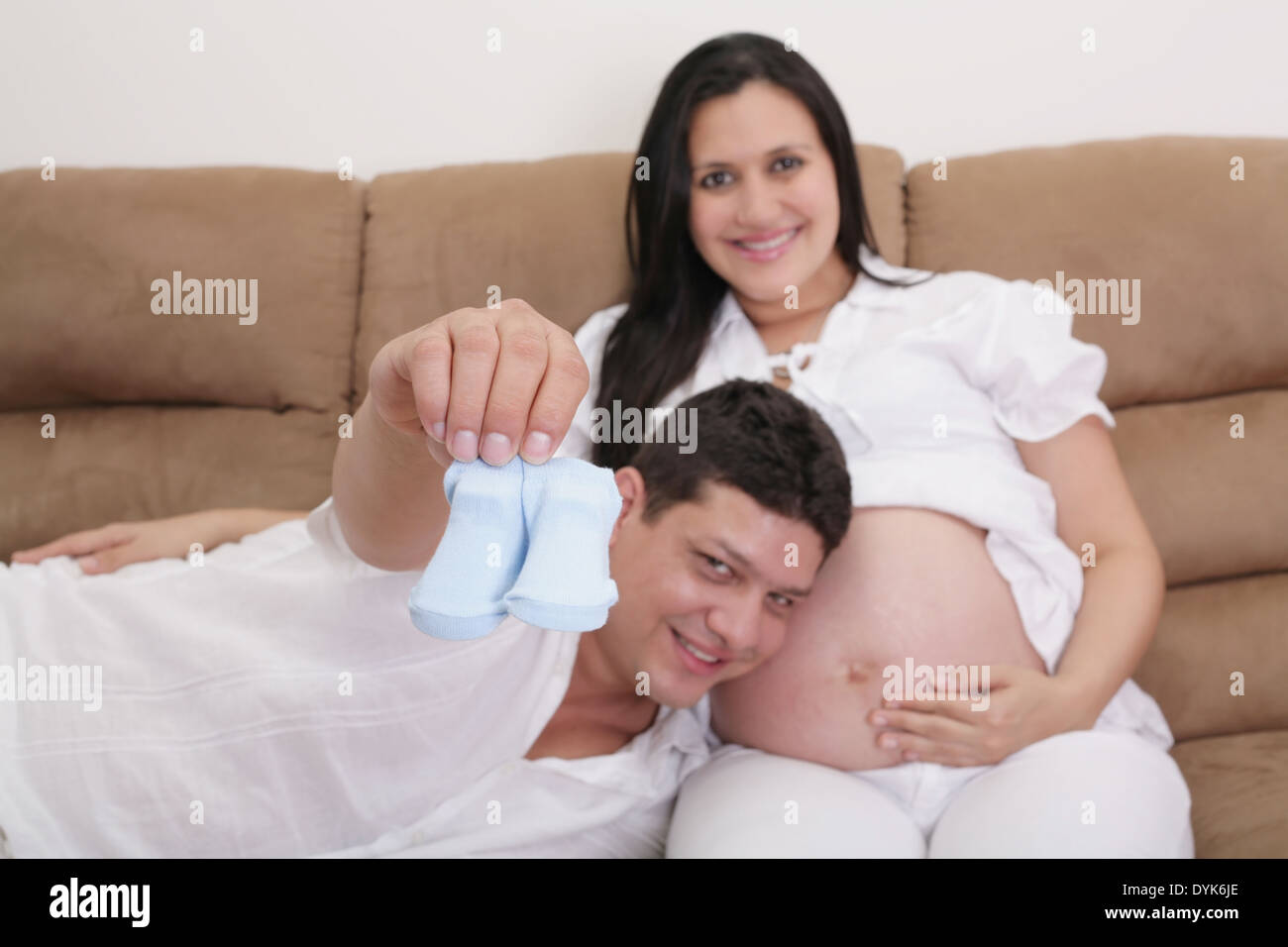 Heureux couple expecting a baby avec chaussettes dans la main. L'accent dans les chaussettes Banque D'Images