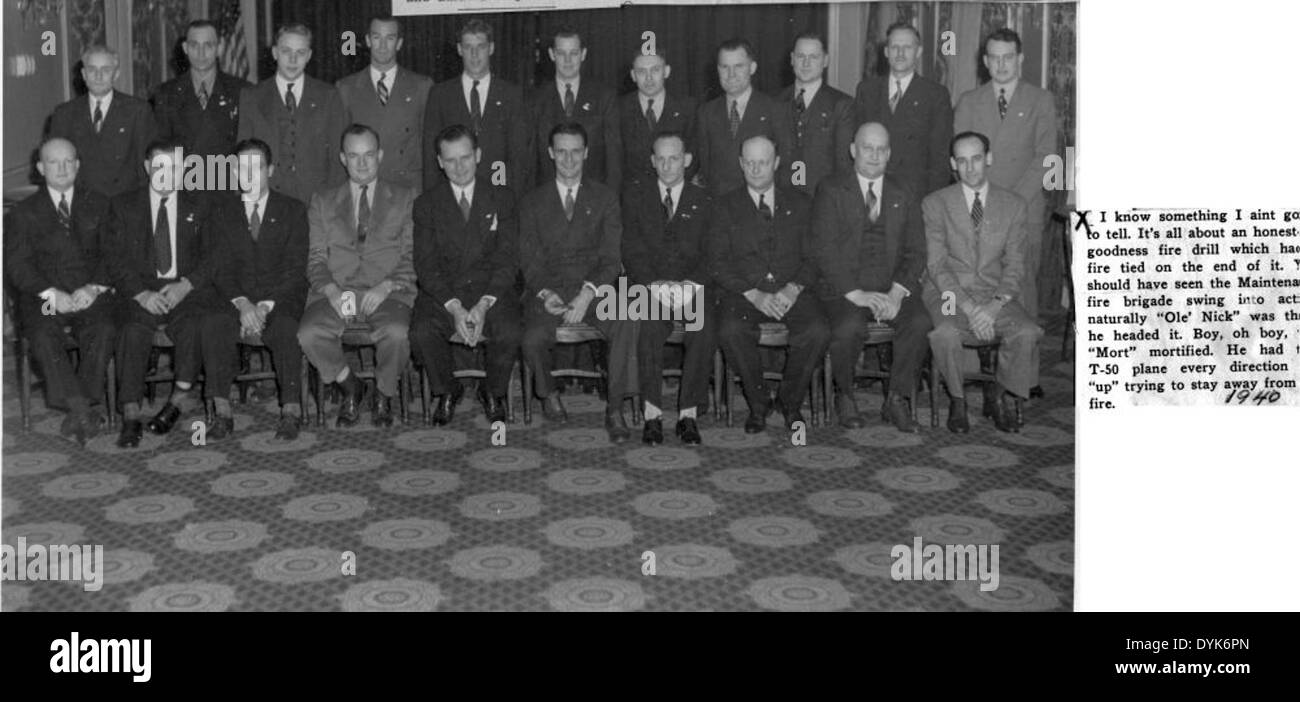 Mort Brown, un pilote d'essai notable pour Cessna, a été récompensé pour ses cinq années de service. Les contributions de Brown au développement des avions pendant cette période ont contribué à façonner l’héritage de Cessna dans le domaine de l’aviation. Banque D'Images