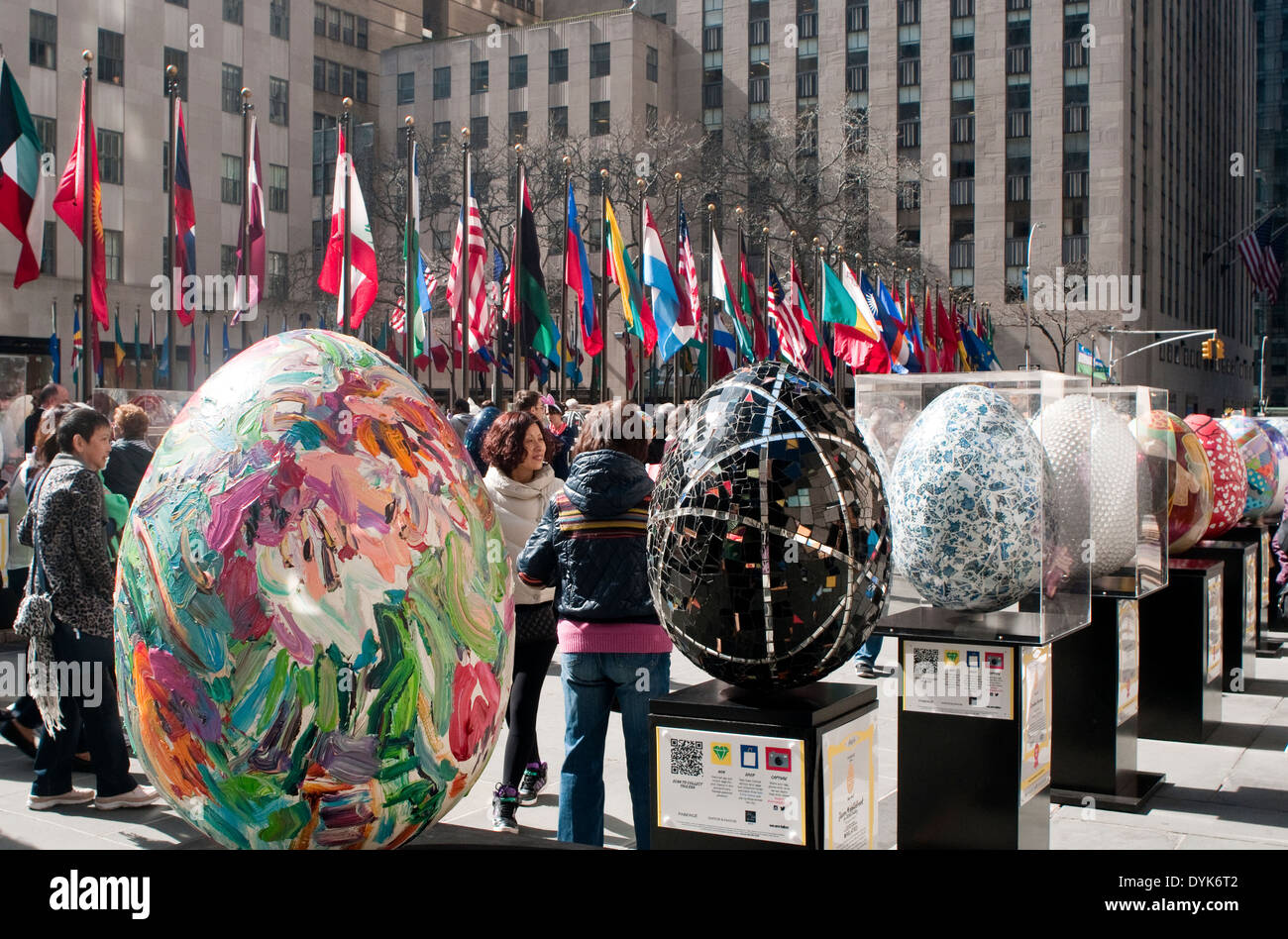 New York, NY - 20 Avril 2014 : Plus de 2602 pieds de œufs sont affichées à Rockefeller Center le dimanche de Pâques dans le cadre de la grande chasse aux oeufs Fabergé. Les oeufs ont été créés par des artistes et designers et affichées tout au long de New York d'avril 1-17ème. Le 18 avril, les œufs ont été déplacé de Rockefeller Center, où ils sont sur l'écran avant d'être mis aux enchères. Banque D'Images