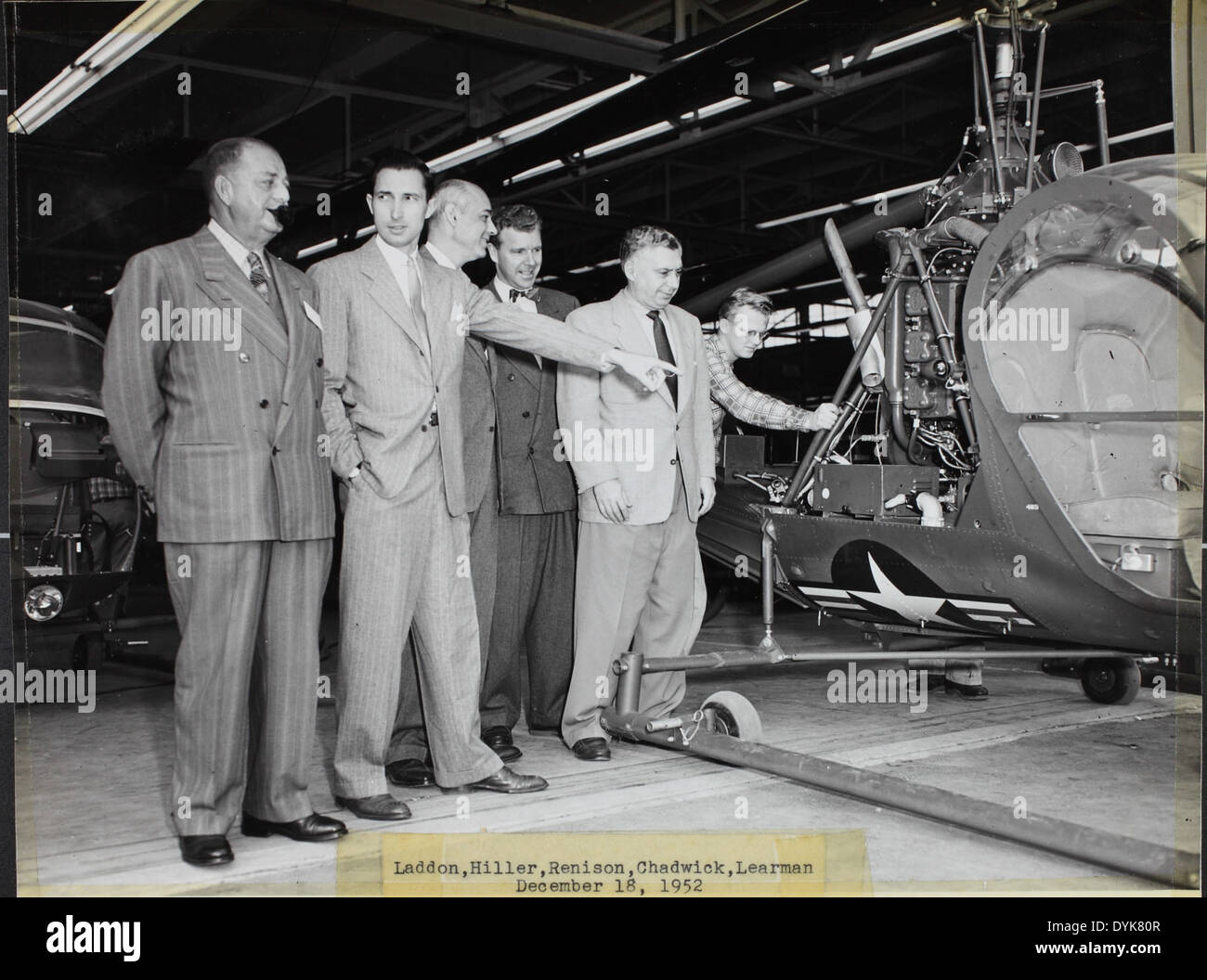 Cette photo montre les directeurs d'une installation de Hiller Helicopter, un site clé dans le développement d'avions à voilure tournante. Hiller Helicopter a joué un rôle déterminant dans l'avancement de la technologie des hélicoptères au milieu du XXe siècle, en particulier dans les secteurs militaire et commercial. Banque D'Images