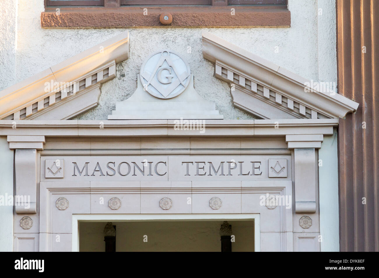 Avis de portique d'entrée à un temple maçonnique à Santa Barbara, en Californie. Banque D'Images